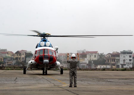 Chuyên cơ Mi-172 hạ cánh lúc 12 giờ 20 phút ngày 15-3, đánh dấu đợt thực hiện nhiệm vụ chuyên cơ lần đầu tiên trên đất bạn Lào đã thành công.